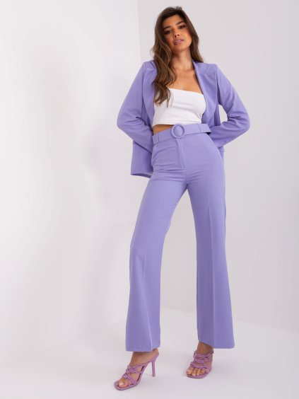 Világos lila nadrág övvel