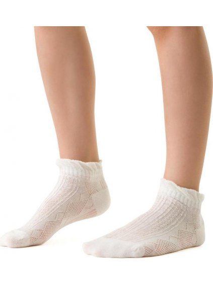 Fehér lány bokazokni áttört mintával