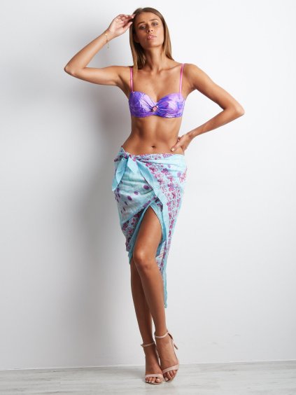 Világoskék pareo pillangókkal