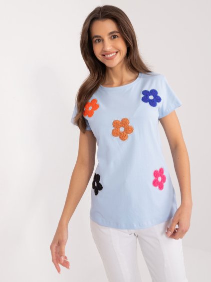Világoskék póló virágos rátéttel