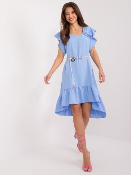 Világoskék fodros ruha övvel és virággal