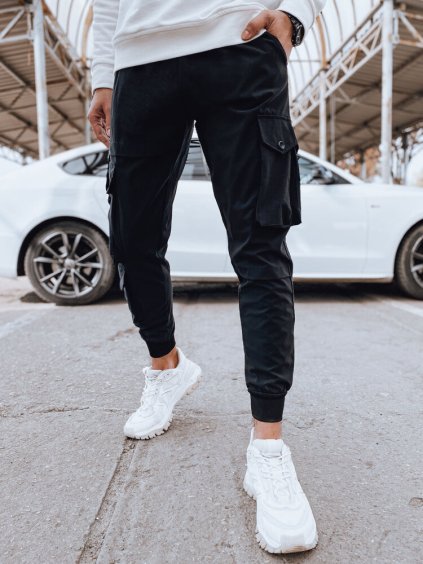 Fekete melegítőnadrág zsebekkel