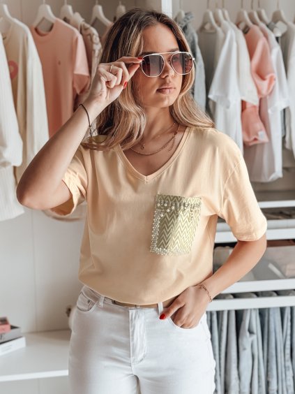 Őszibarack színű póló nyakkivágással és zsebekkel TASTI