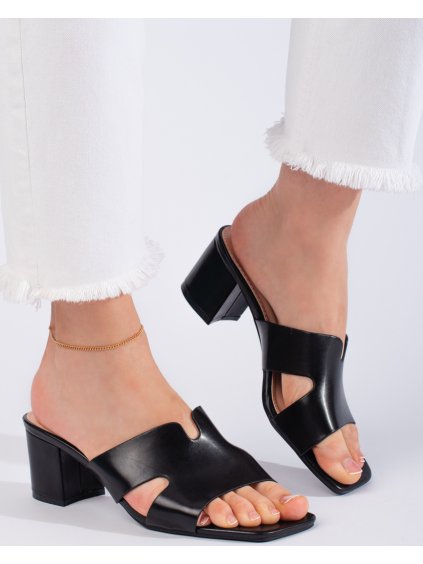 Fekete női magassarkú papucs