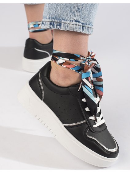 Fekete platformos tornacipő szalaggal