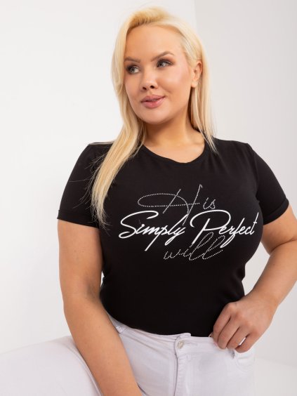 Fekete póló felirattal