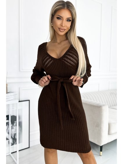 Barna kötött ruha övvel