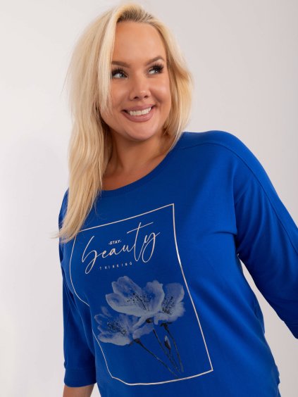 Kék póló virággal és derékban megkötéssel