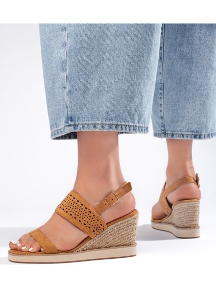 Barna perforált ékszandál