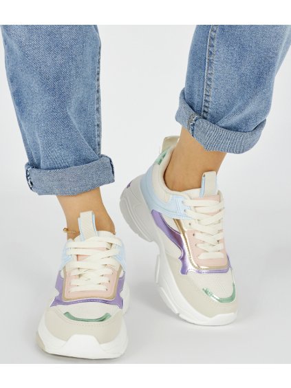 Krémszínű női sportcipő durva talpon