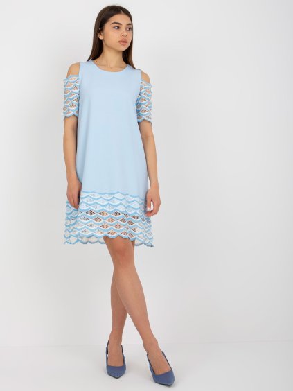 Világoskék koktélruha szabadon hagyott vállakkal