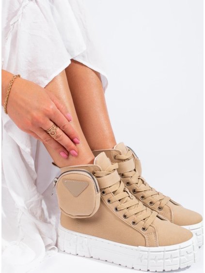 BARNA BOKA TORNACIPŐ PLATFORMON, ZSEBBEL