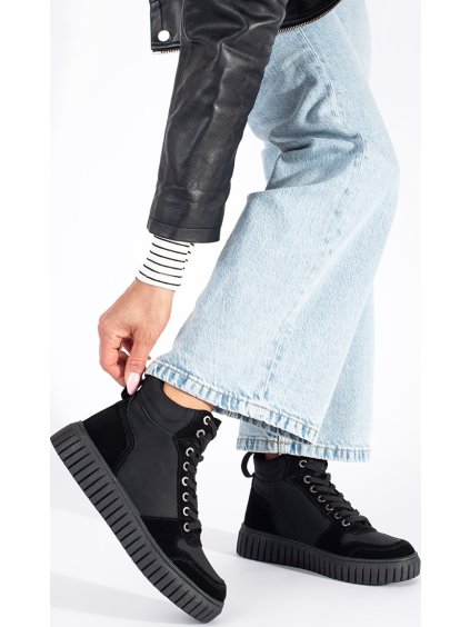 Fekete bokacsizma természetes bőrből, durva mintás talpon