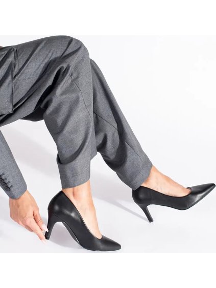 Klasszikus elegáns fekete cipő vékony sarokkal