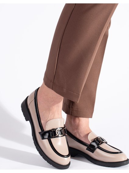 Bézs színű lakkozott női mokaszin csattal