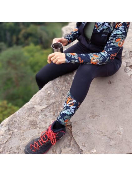 Női fekete funkcionális leggings virágmintával az alján