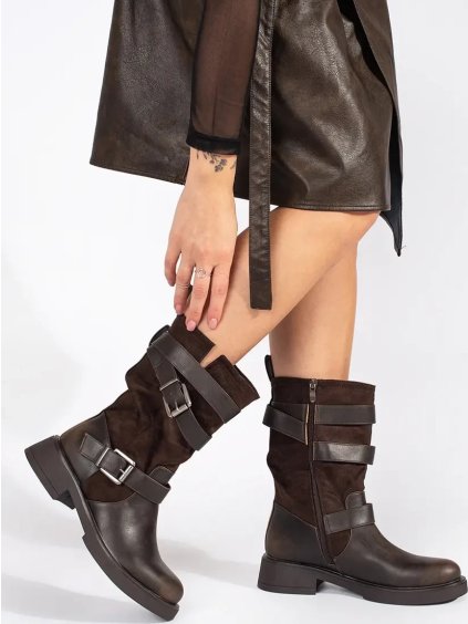 Sötétbarna alacsony sarkú csizma csatokkal, sarok 4,5 cm