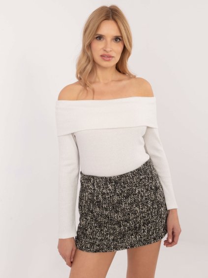 Krémszínű női pulóver nyitott vállakkal