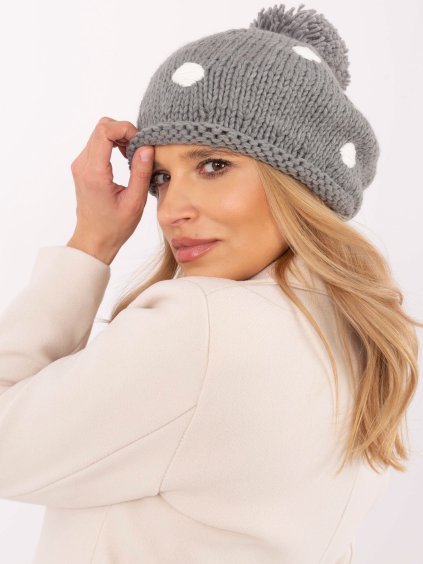 Szürke női sapka pöttyökkel