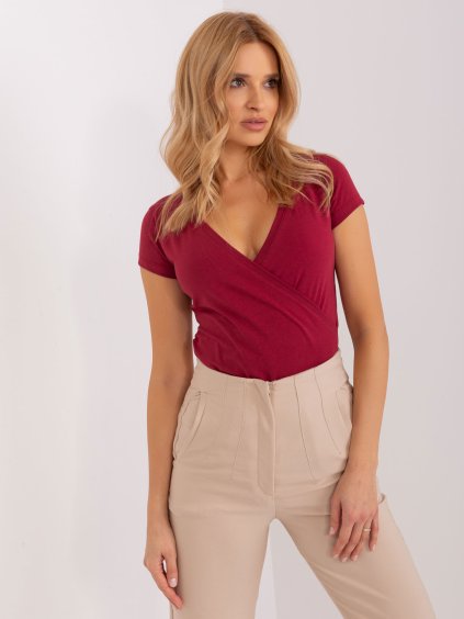 Bordó póló nyakkivágással