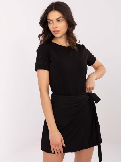 Fekete női pamut póló hímzéssel az ujjakon