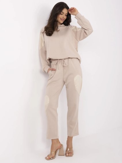 Bézs női szett szív alakú rátétekkel