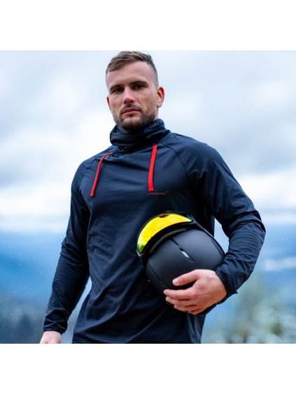 Fekete állógalléros férfi póló