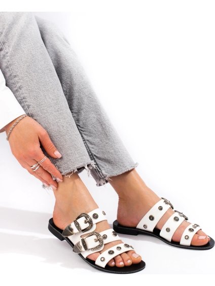 FEHÉR STÍLUSOS CIPŐ CSATOKKAL