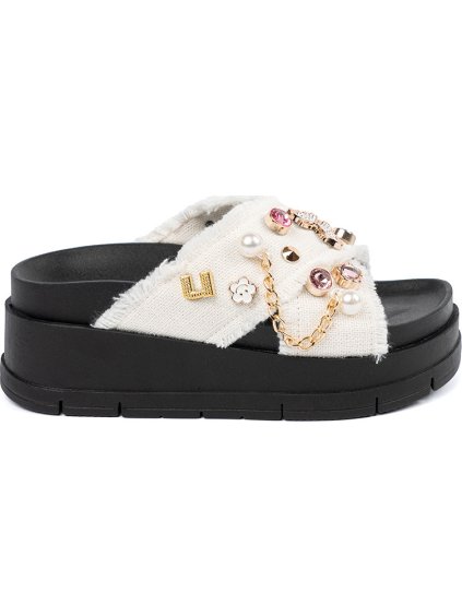 Fehér, gombostűkkel díszített papucs