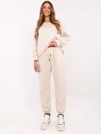 Bézs tréningruha dísszel