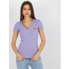 Világos lila póló zsebbel és nyakkivágással