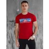 Piros póló nyomtatással a mellkason