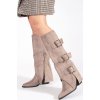 Bézs színű női velúr bokacsizma csatokkal, sarok 7,5 cm