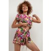Lila női stílusos rövidnadrág trópusi mintával (Rozmiar L)