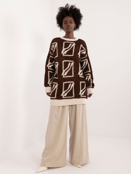 Tmavohnedý voľný sveter so vzormi