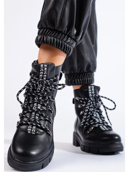 ČIERNE WORKERY NA PLATFORME