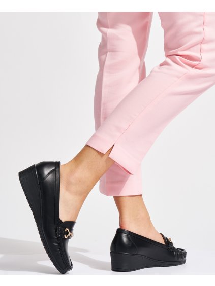 Čierne dámske mokasíny na kline so zlatou ozdobou