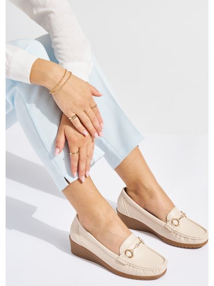 Béžové dámske mokasíny na kline so zlatou ozdobou
