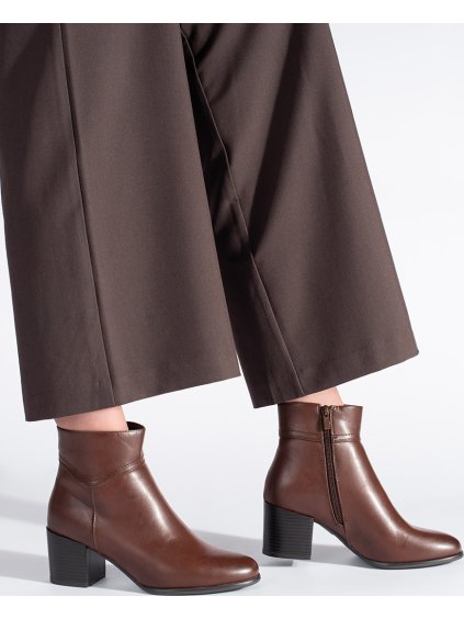 Hnedé členkové topánky na stĺpiku Sergio Leone