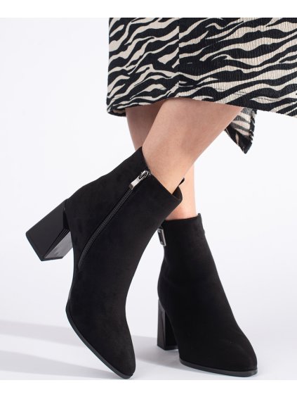 Čierne semišové členkové topánky na stĺpiku