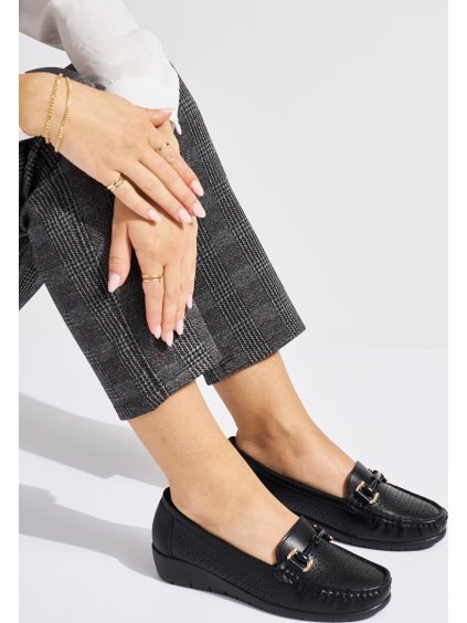 Čierne dámske dierkované mokasíny na nízkom kline