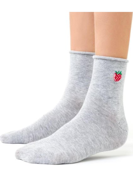 Svetlosivé ponožky pre dievčatá s motívom jahody Art.014