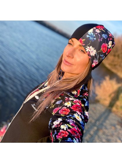 Čierna funkčná dámska čiapka s kvetinovým vzorom