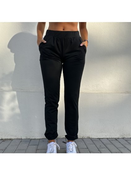 Čierne dámske funkčné tepláky v basic štýle