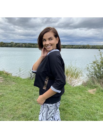 Čierna dámska mikina krátkeho strihu