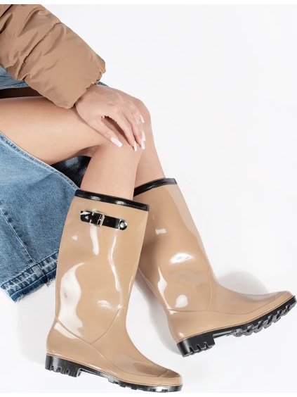 Svetlobéžové vysoké lakované dámske gumáky, podpätok 3cm