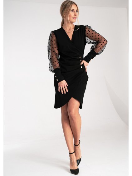 Čierne dámske šaty so zlatými ozdobnými gombíkmi