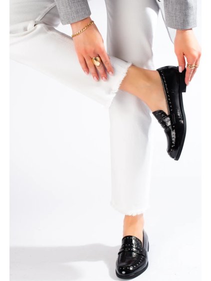 ČIERNE LAKOVANÉ ELEGANTNÉ MOKASÍNY