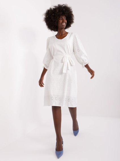 Smotanové vzorované šaty s pásikom a balónovými rukávmi