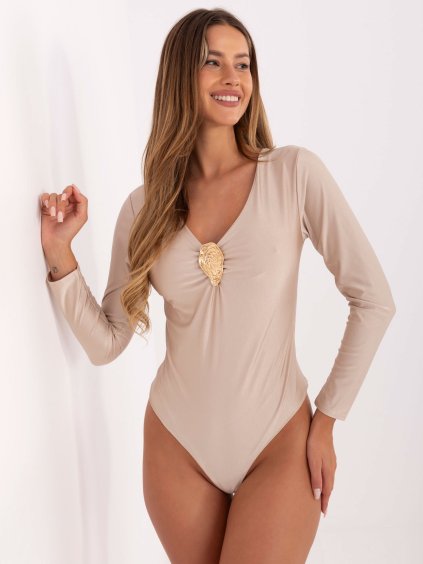 Béžové dámske viskózové body s dlhým rukávom a zlatou brošňou